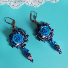BO Rosas Azul Real bordadas con rosas de resina, cuentas de perlas, colgantes de porcelana cloisonné, facetas y rocailles